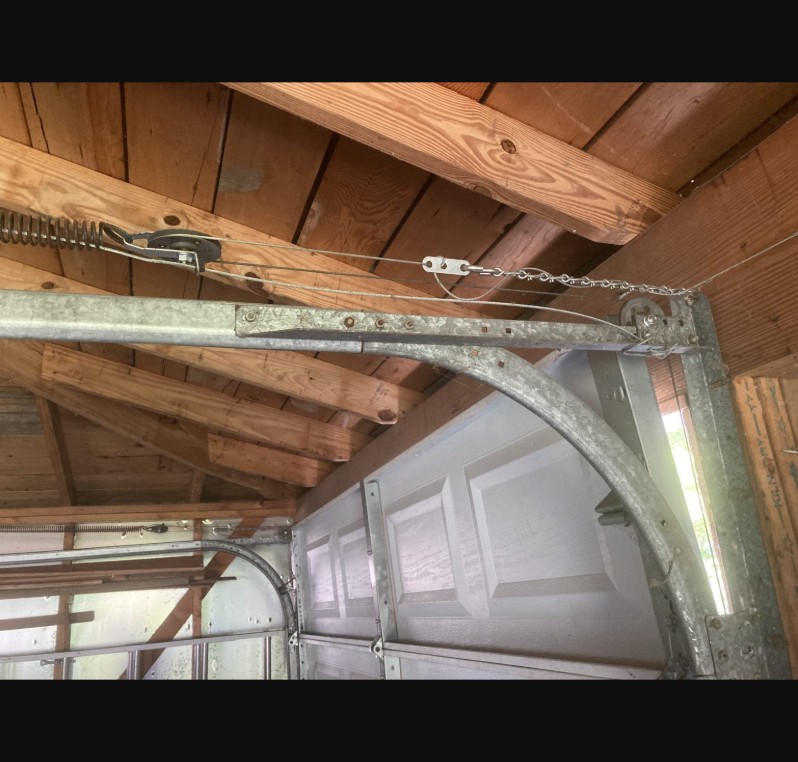 Extension-spring pulley system mounted on the angle